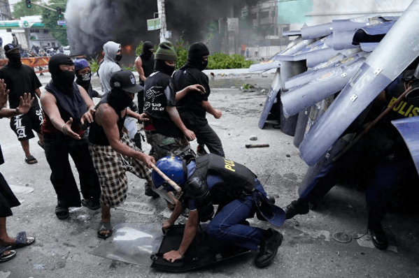 总统府前被烧成火海<strong></p>
<p>LTC交易平台</strong>,总统却下落不明!菲律宾一夜变天,20城全乱了