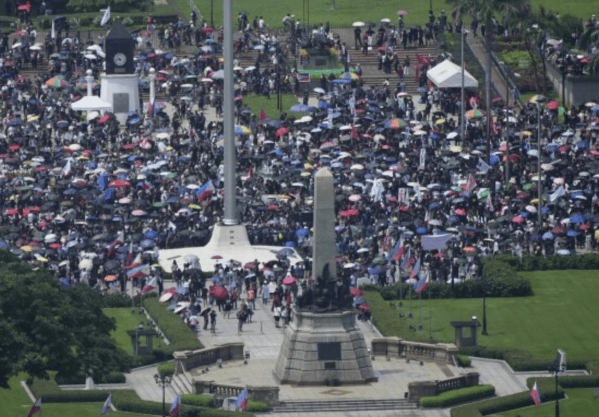 总统府前被烧成火海<strong></p>
<p>LTC交易平台</strong>,总统却下落不明!菲律宾一夜变天,20城全乱了