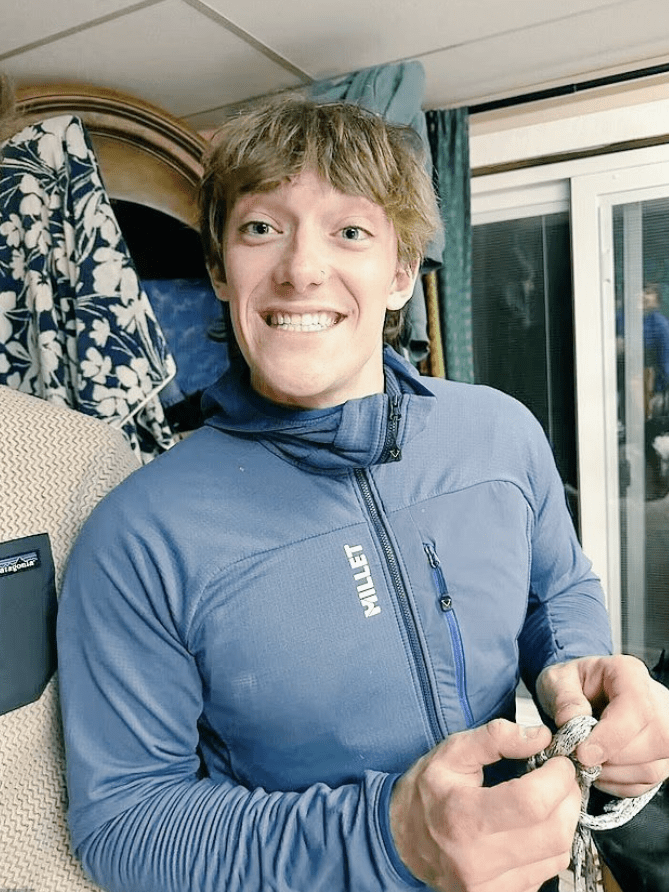 23岁知名网红在攀岩时失足坠崖<strong></p>
<p>莱特币交易平台</strong>,直播间观众目睹坠亡瞬间:本已登顶但工具卡在岩壁上需原路返回