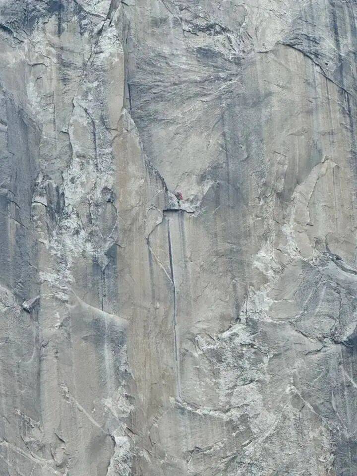 23岁知名网红在攀岩时失足坠崖<strong></p>
<p>莱特币交易平台</strong>,直播间观众目睹坠亡瞬间:本已登顶但工具卡在岩壁上需原路返回