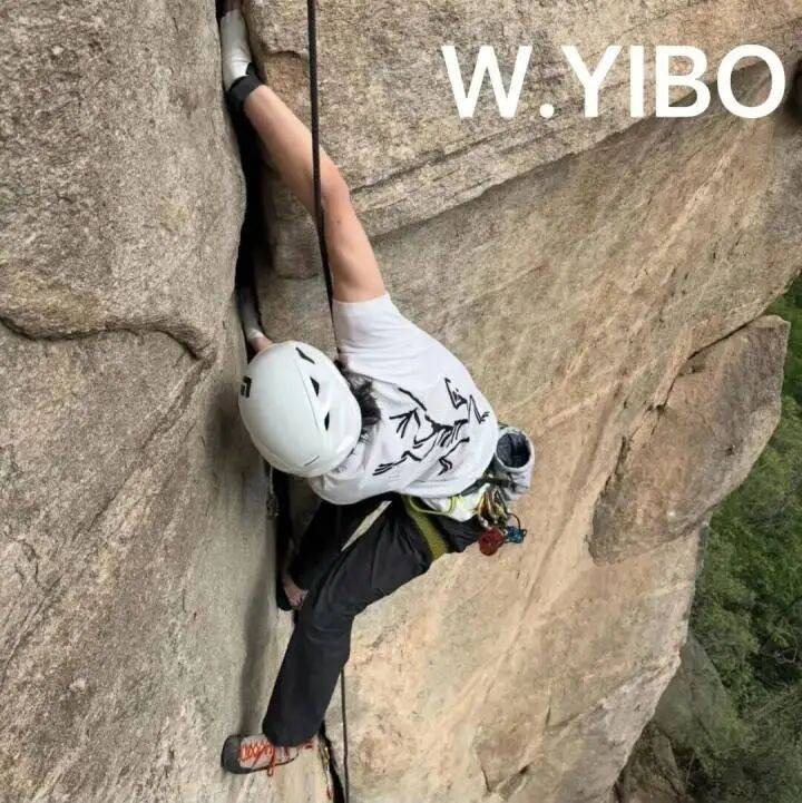 23岁知名网红在攀岩时失足坠崖<strong></p>
<p>莱特币交易平台</strong>,直播间观众目睹坠亡瞬间:本已登顶但工具卡在岩壁上需原路返回