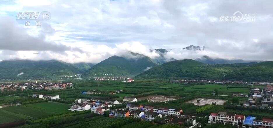 风吹稻浪、瓜果飘香 希望的田野呈现一幅“大地流金”的丰收图景