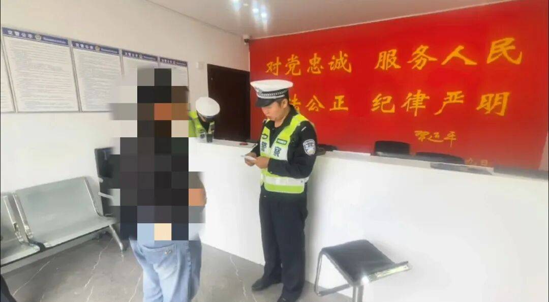 举报<strong></p>
<p>莱特币交易平台</strong>!贵B59***号小型轿车加装射灯闪后车!民警:查!