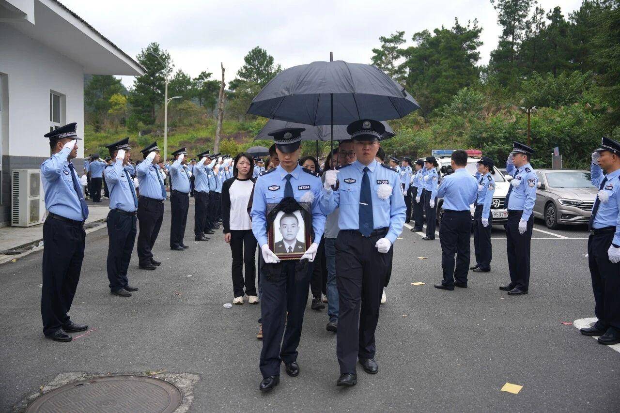 痛惜<strong></p>
<p>莱特币交易平台</strong>,年仅31岁!贵州独山一派出所副所长执行任务期间不幸受伤,抢救无效因公牺牲