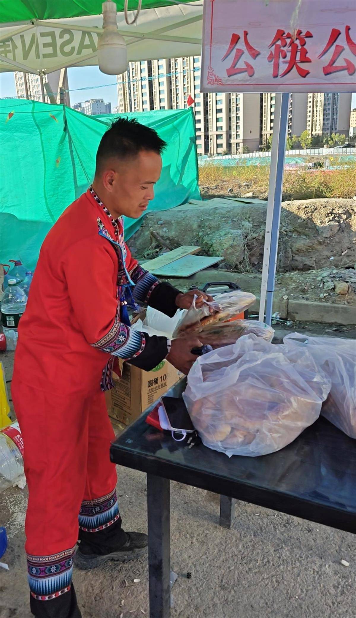 刀郎乌鲁木齐演唱会开唱<strong></p>
<p>莱特币交易平台</strong>,场外有刀迷免费为大家提供伙食,民宿老板宣布:持演唱会门票免费入住