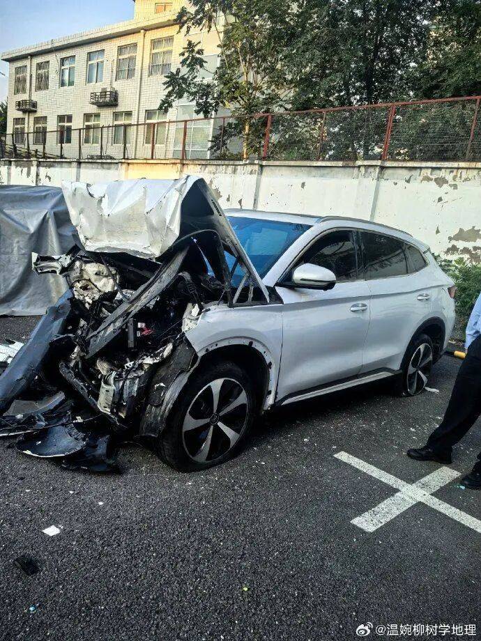 比亚迪车主多处骨折<strong></p>
<p>BSV交易平台</strong>,其妻发声:往后日子不知怎么过!陈震车祸后再度致歉