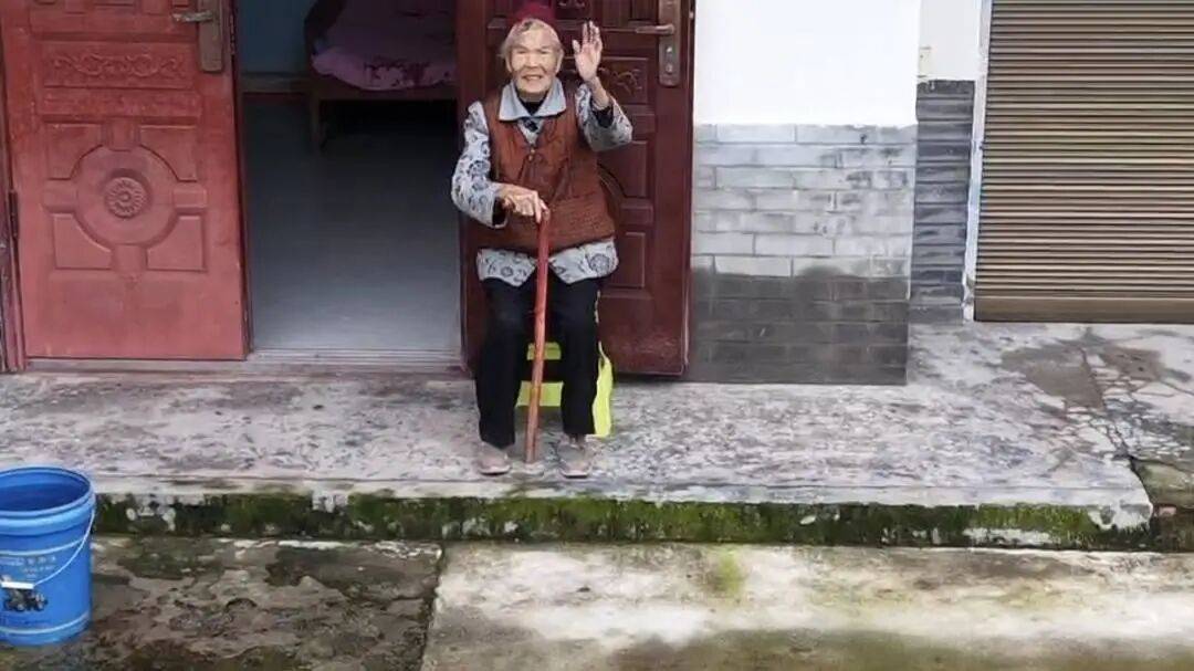 四川巴中男子宴席打包“坨子肉”<strong></p>
<p>BSV交易平台</strong>，用无人机“空投”给95岁外婆