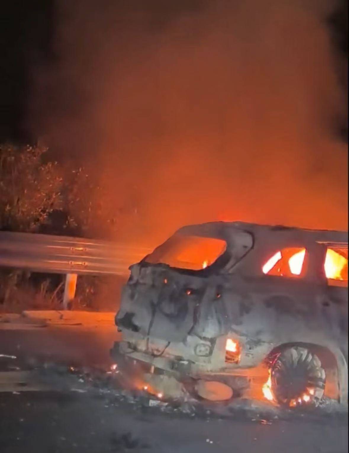 玉林多车连撞起火致2死3伤<strong></p>
<p>BSV交易平台</strong>，亲属：堂哥一家去旅游出事，两名女儿遇难，堂嫂烧伤严重