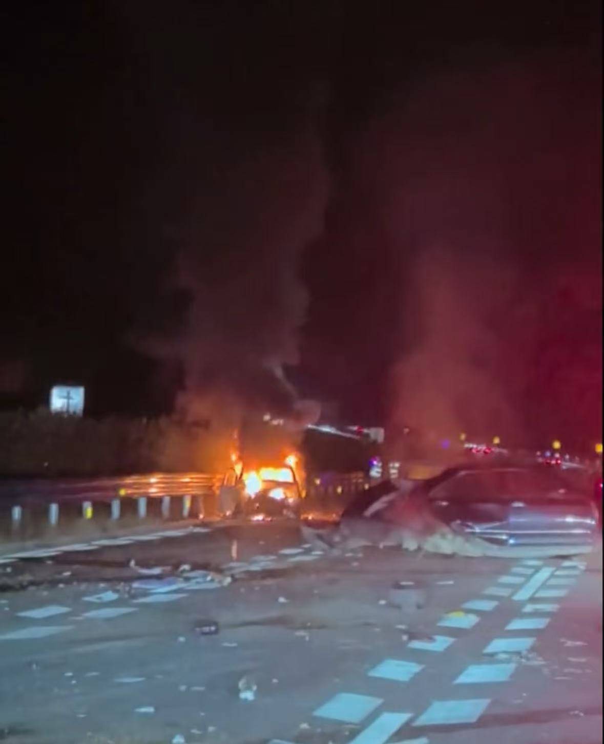 玉林多车连撞起火致2死3伤<strong></p>
<p>BSV交易平台</strong>，亲属：堂哥一家去旅游出事，两名女儿遇难，堂嫂烧伤严重