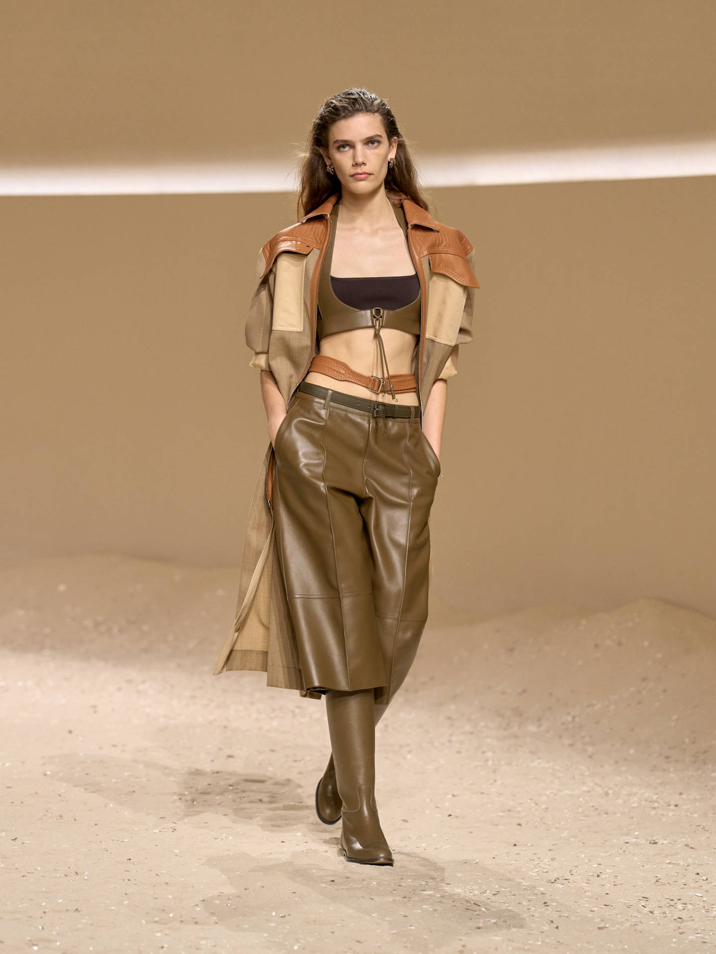 爱马仕秀场变沙滩<strong></p>
<p>BSV交易平台</strong>，丝巾变上衣、亮色包袋注入新活力！