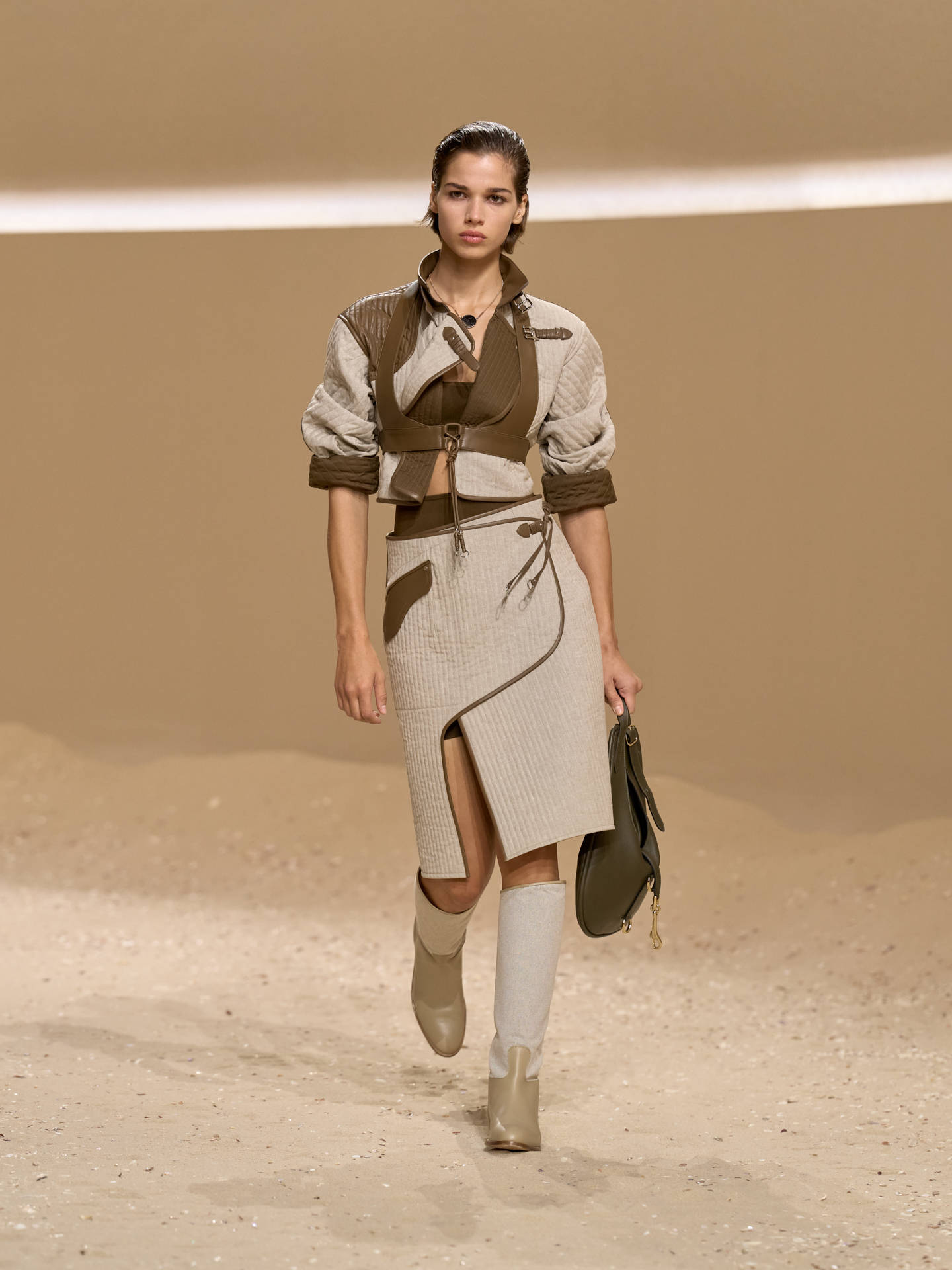 爱马仕秀场变沙滩<strong></p>
<p>BSV交易平台</strong>，丝巾变上衣、亮色包袋注入新活力！