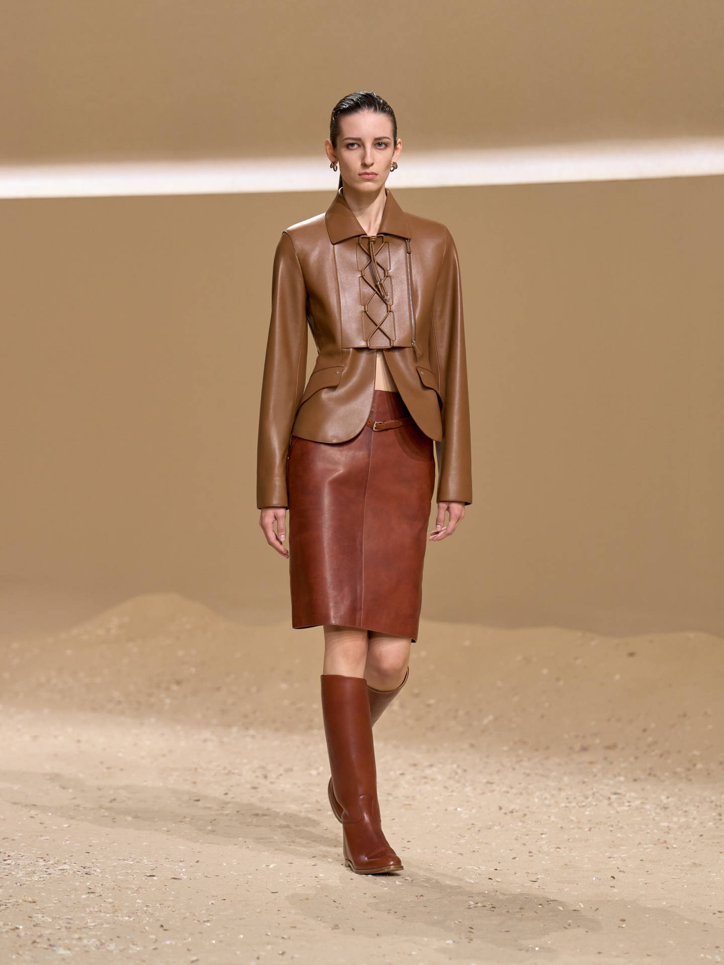 爱马仕秀场变沙滩<strong></p>
<p>BSV交易平台</strong>，丝巾变上衣、亮色包袋注入新活力！