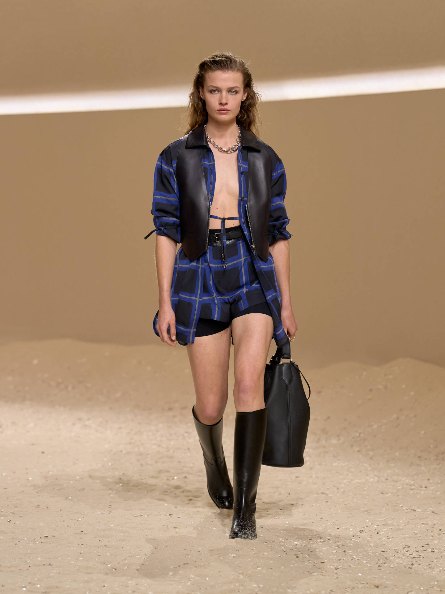 爱马仕秀场变沙滩<strong></p>
<p>BSV交易平台</strong>，丝巾变上衣、亮色包袋注入新活力！