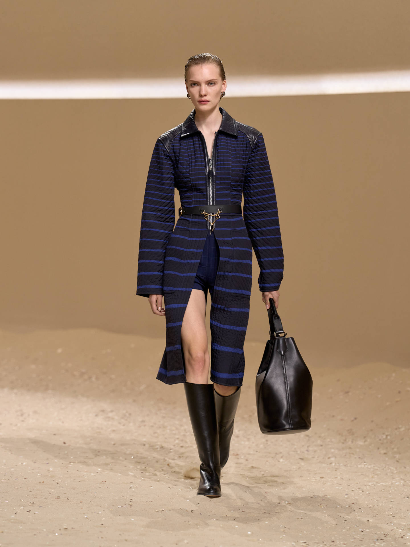 爱马仕秀场变沙滩<strong></p>
<p>BSV交易平台</strong>，丝巾变上衣、亮色包袋注入新活力！