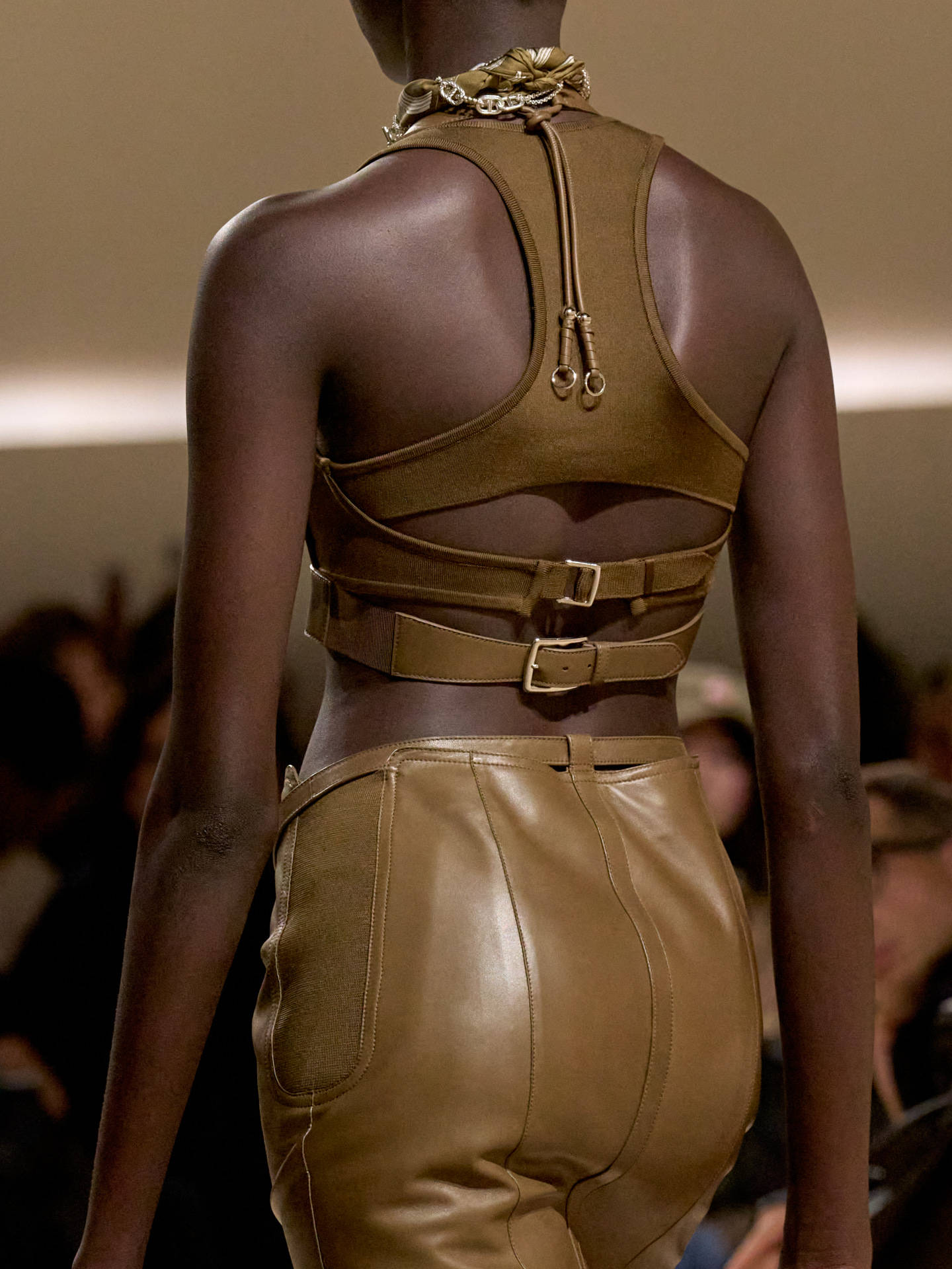 爱马仕秀场变沙滩<strong></p>
<p>BSV交易平台</strong>，丝巾变上衣、亮色包袋注入新活力！