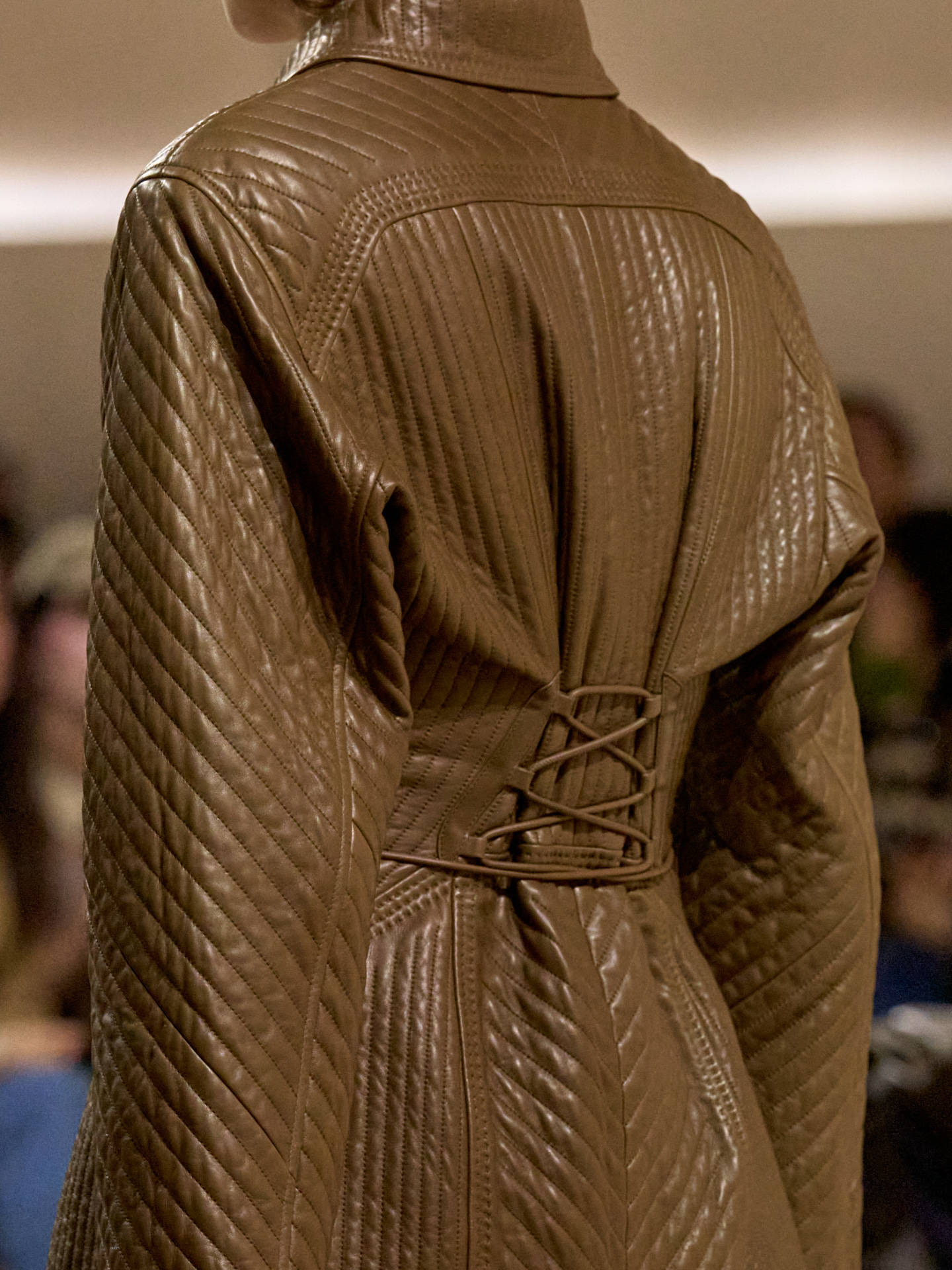 爱马仕秀场变沙滩<strong></p>
<p>BSV交易平台</strong>，丝巾变上衣、亮色包袋注入新活力！