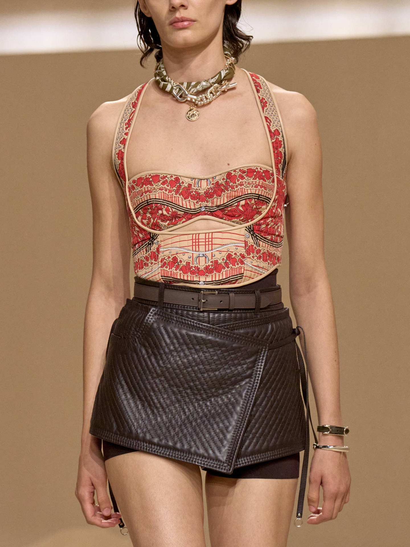 爱马仕秀场变沙滩<strong></p>
<p>BSV交易平台</strong>，丝巾变上衣、亮色包袋注入新活力！