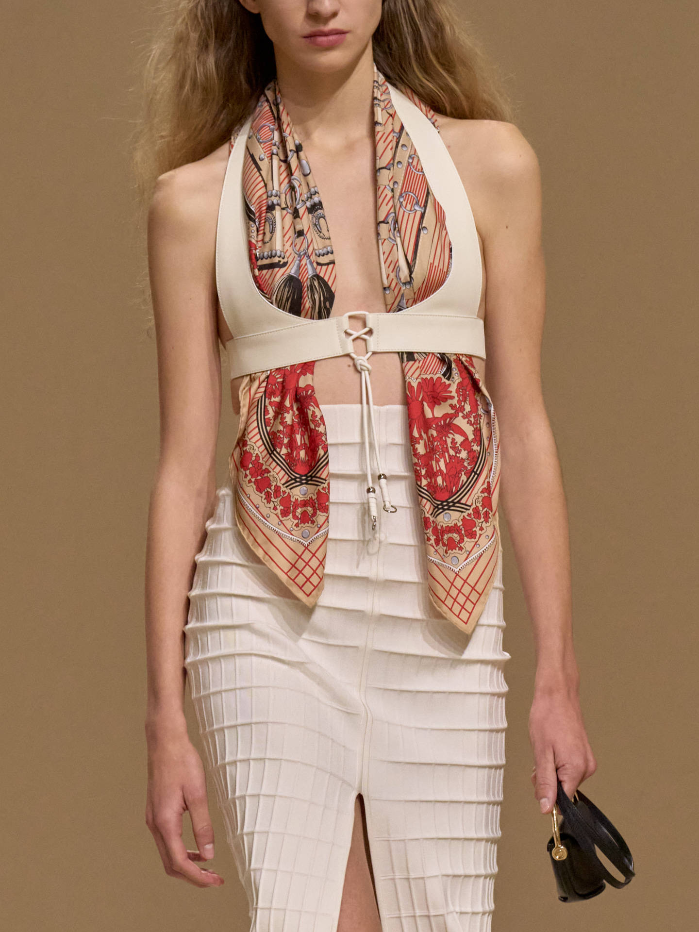 爱马仕秀场变沙滩<strong></p>
<p>BSV交易平台</strong>，丝巾变上衣、亮色包袋注入新活力！