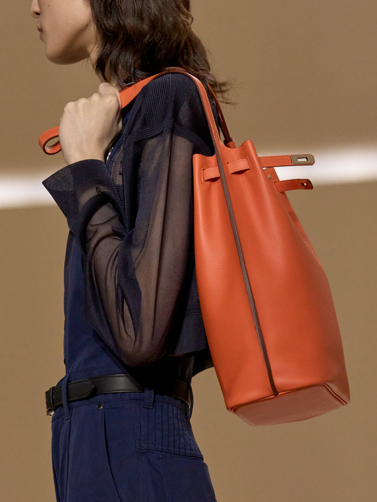 爱马仕秀场变沙滩<strong></p>
<p>BSV交易平台</strong>，丝巾变上衣、亮色包袋注入新活力！