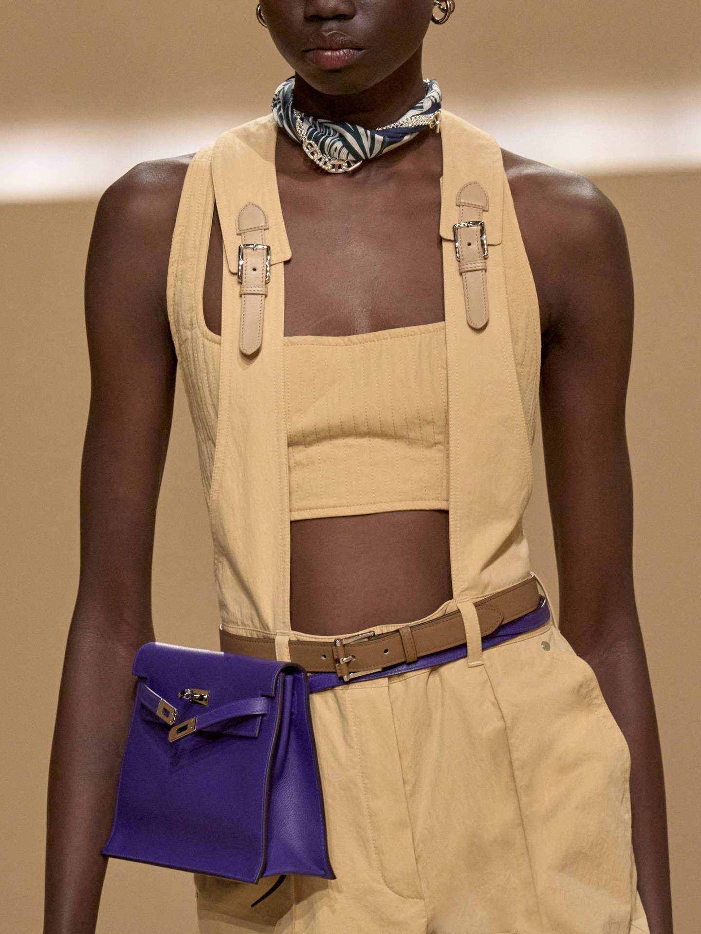 爱马仕秀场变沙滩<strong></p>
<p>BSV交易平台</strong>，丝巾变上衣、亮色包袋注入新活力！