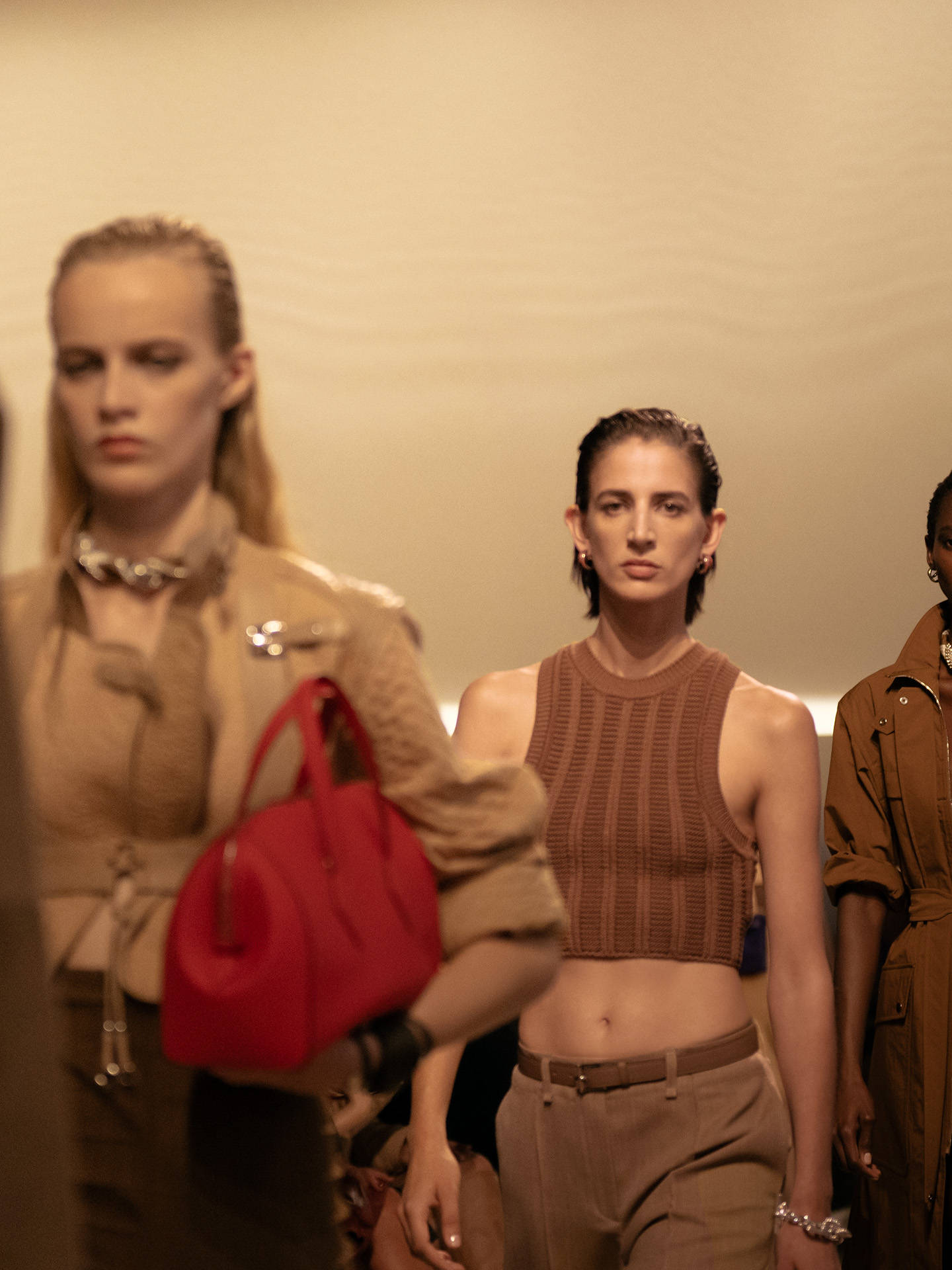 爱马仕秀场变沙滩<strong></p>
<p>BSV交易平台</strong>，丝巾变上衣、亮色包袋注入新活力！