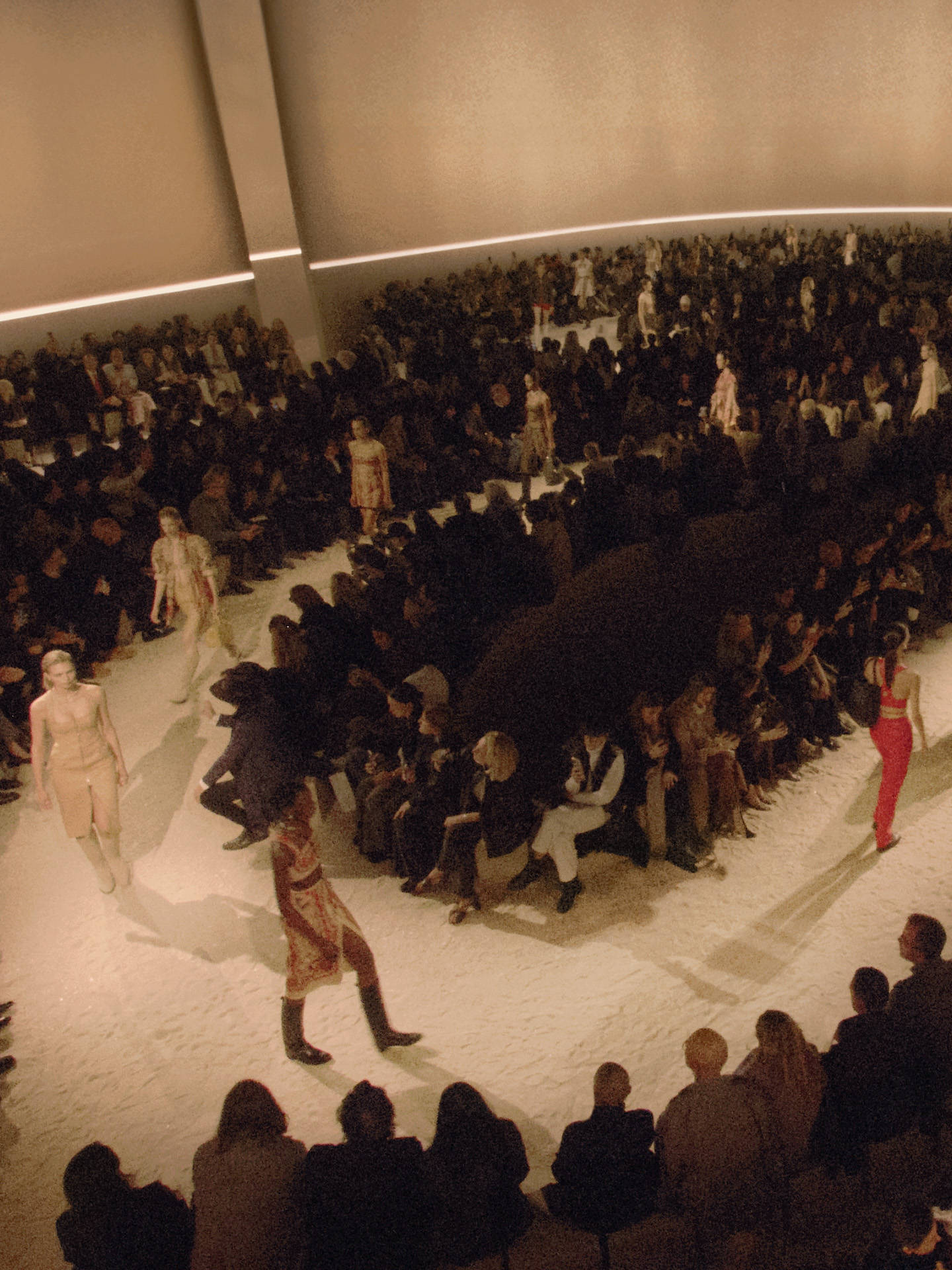 爱马仕秀场变沙滩<strong></p>
<p>BSV交易平台</strong>，丝巾变上衣、亮色包袋注入新活力！