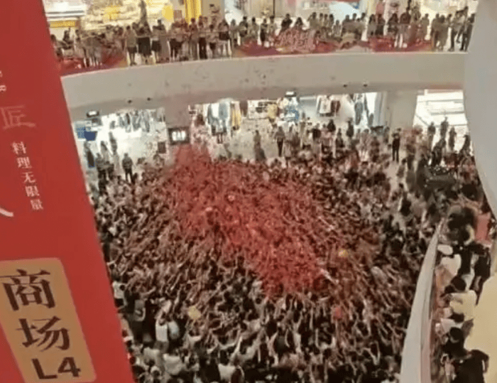 “天降红包雨”引发拥挤致顾客摔倒受伤<strong></p>
<p>BSV交易平台</strong>，三亚大悦城致歉