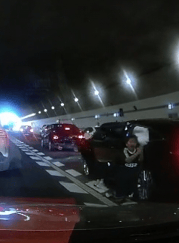 广州一男孩跪地拦车救母感动全网<strong></p>
<p>BSV交易平台</strong>,妈妈回应:哭着看完视频,“没有想到孩子这么爱我”