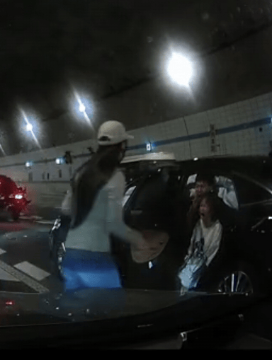 广州一男孩跪地拦车救母感动全网<strong></p>
<p>BSV交易平台</strong>,妈妈回应:哭着看完视频,“没有想到孩子这么爱我”