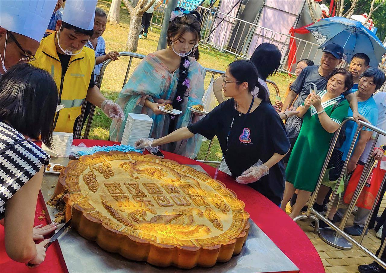 重388斤<strong></p>
<p>区块链挖矿交易平台</strong>！500人排队挑战超级大月饼