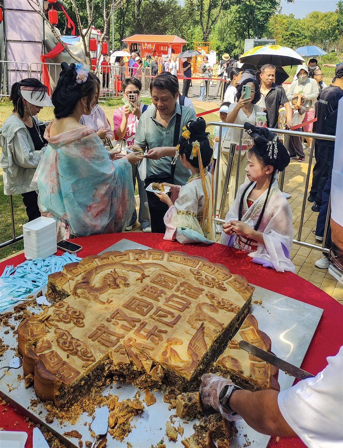 重388斤<strong></p>
<p>区块链挖矿交易平台</strong>！500人排队挑战超级大月饼