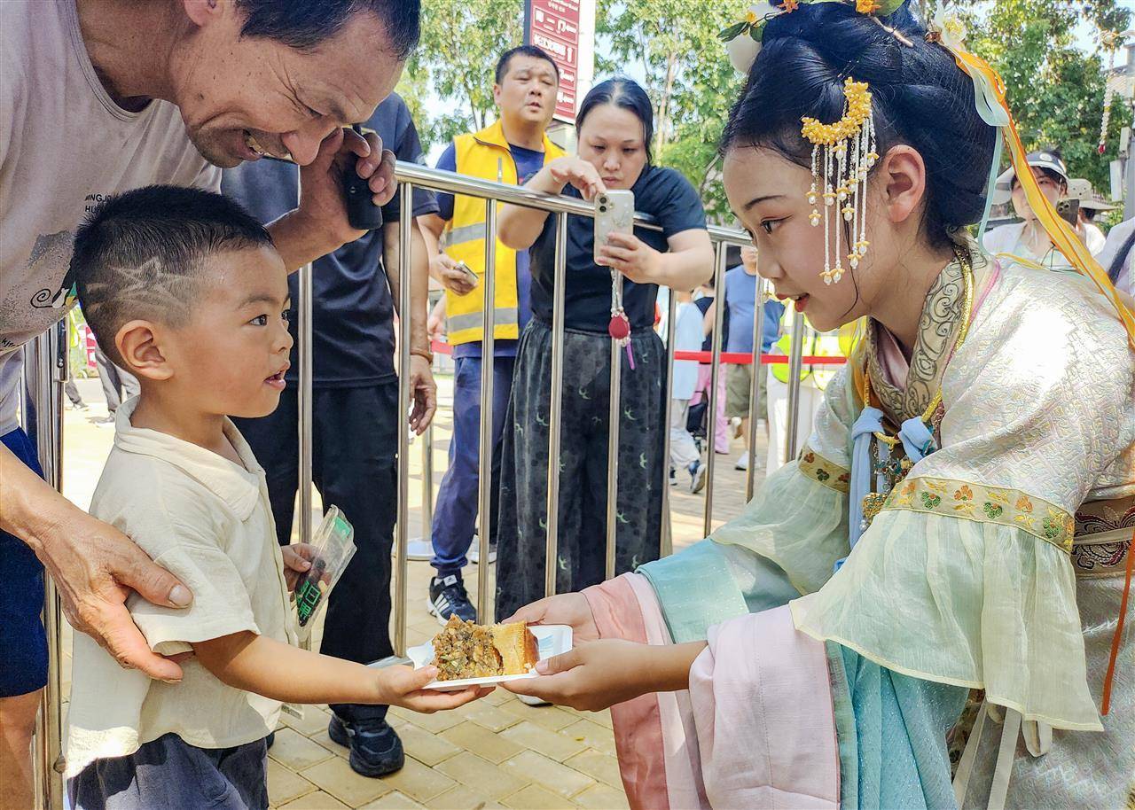 重388斤<strong></p>
<p>区块链挖矿交易平台</strong>！500人排队挑战超级大月饼