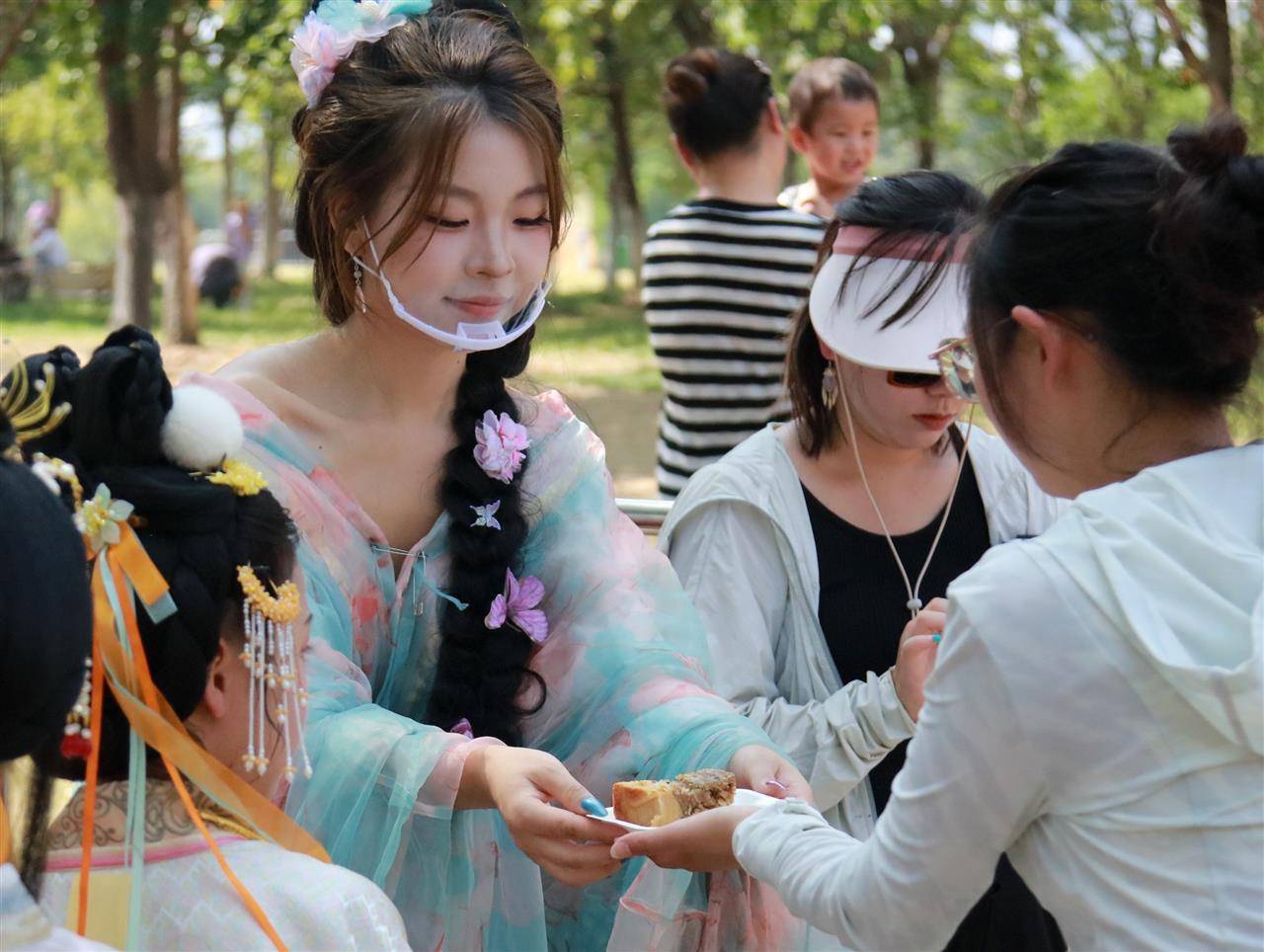 重388斤<strong></p>
<p>区块链挖矿交易平台</strong>！500人排队挑战超级大月饼