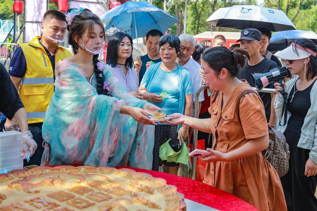 重388斤<strong></p>
<p>区块链挖矿交易平台</strong>！500人排队挑战超级大月饼