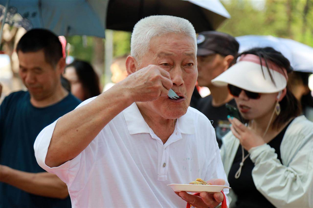 重388斤<strong></p>
<p>区块链挖矿交易平台</strong>！500人排队挑战超级大月饼