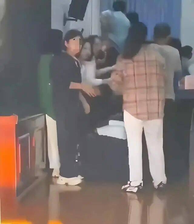 家长们跪成一排<strong></p>
<p>区块链挖矿交易平台</strong>,学生蒙眼从背上踩过?教育局回应河南一中学举办活动引热议:正调查处理