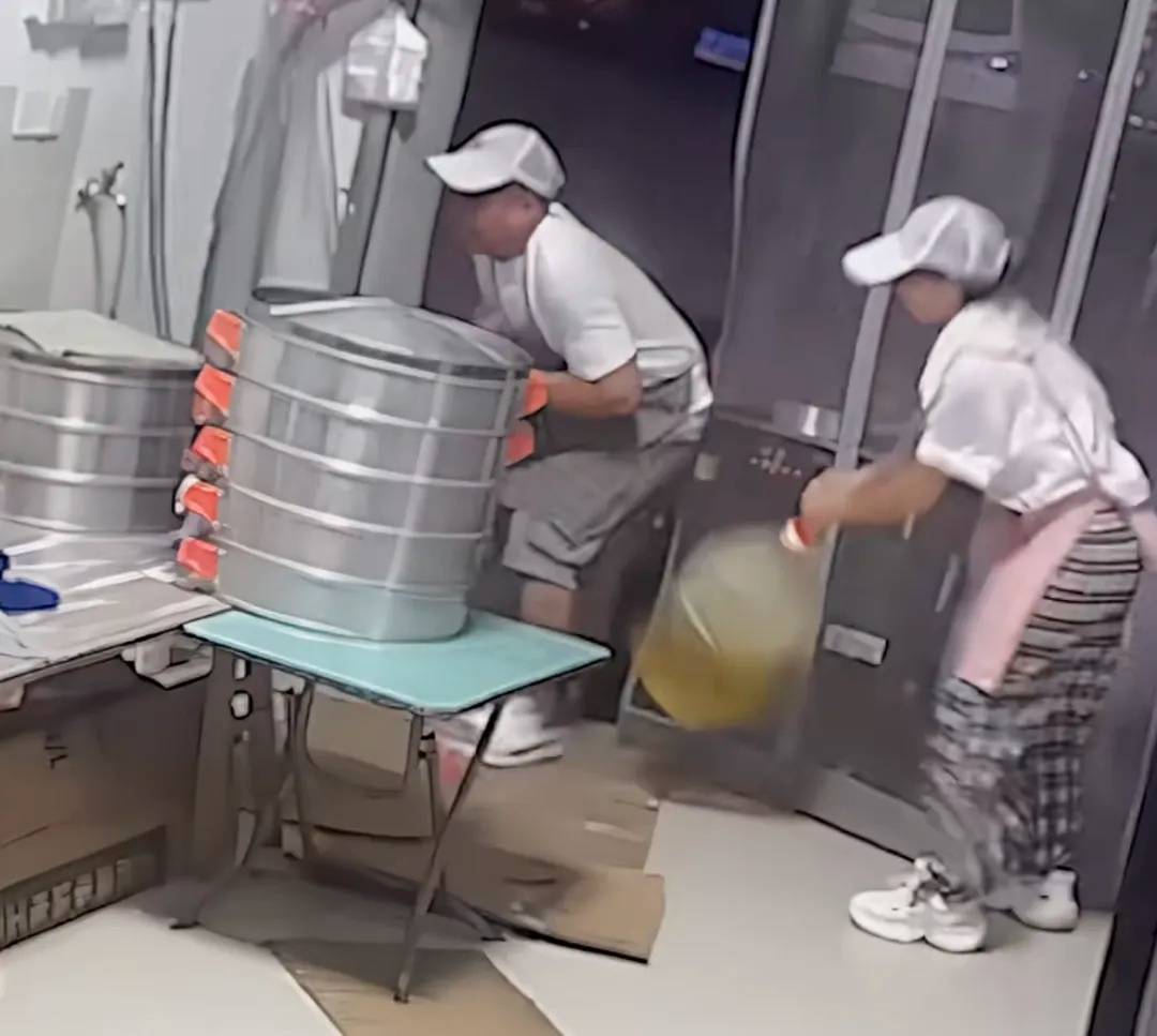 妻子抄起20斤油桶砸老公<strong></p>
<p>区块链挖矿交易平台</strong>,“晚10秒,后果不堪设想……”