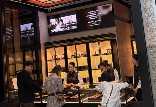 金价创历史新高!北京黄金消费“量价齐飞”<strong></p>
<p>区块链挖矿交易平台</strong>,年轻人买金饰当“理财”,买涨不买跌成共识|华夏双节观察