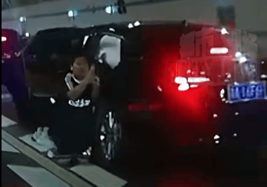 10岁男孩跪地拦车哭求“救救妈妈”<strong></p>
<p>区块链挖矿交易平台</strong>，感动全网！其母发声