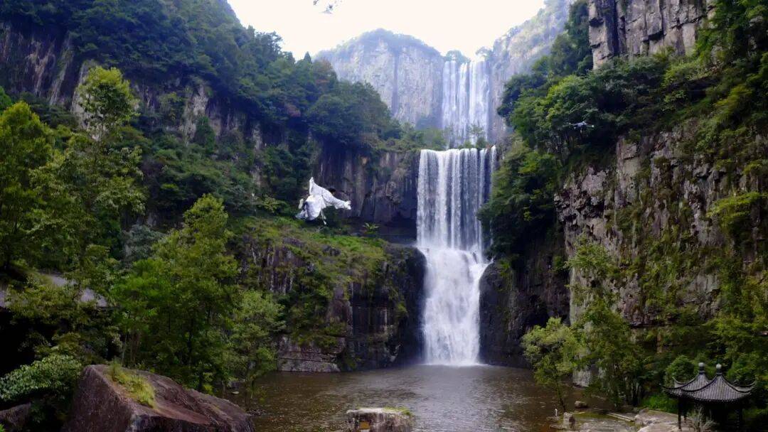 女生瀑布前拍视频<strong></p>
<p>区块链挖矿交易平台</strong>,空中突然飘来一排人