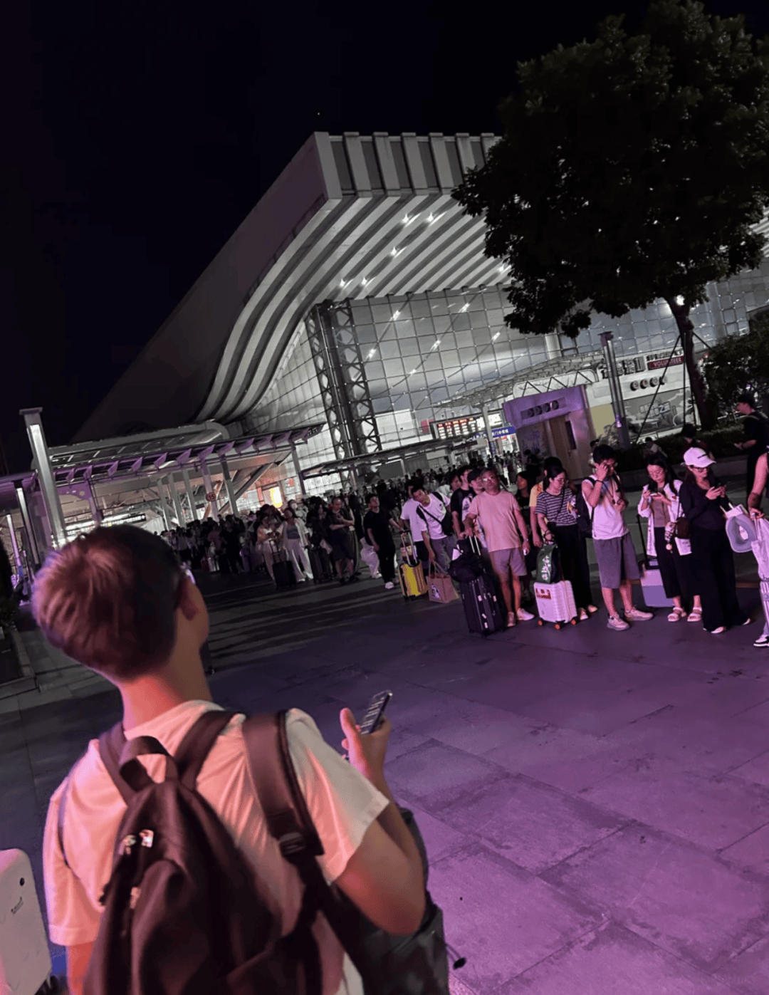 深圳北站凌晨返深被刷爆<strong></p>
<p>区块链挖矿交易平台</strong>！附近叫车超200人？别慌！公交地铁加班护送