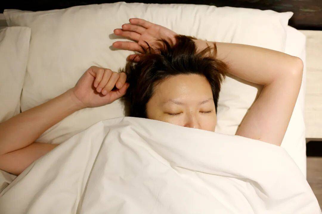 原来睡觉需要两个枕头?这么多年我们都睡错了<strong></p>
<p>区块链挖矿交易平台</strong>!