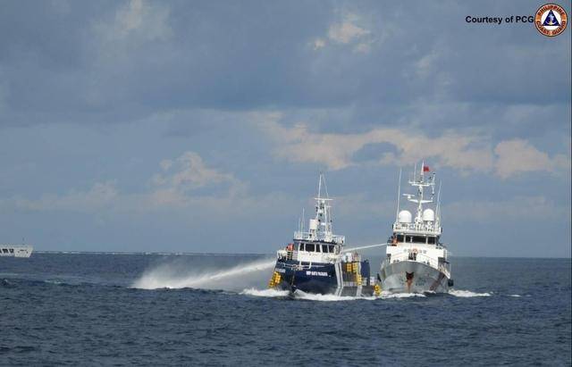 菲船顶着水炮撞击我海警船<strong></p>
<p>币安交易官网</strong>,马科斯救灾无能,又打南海牌转移视线