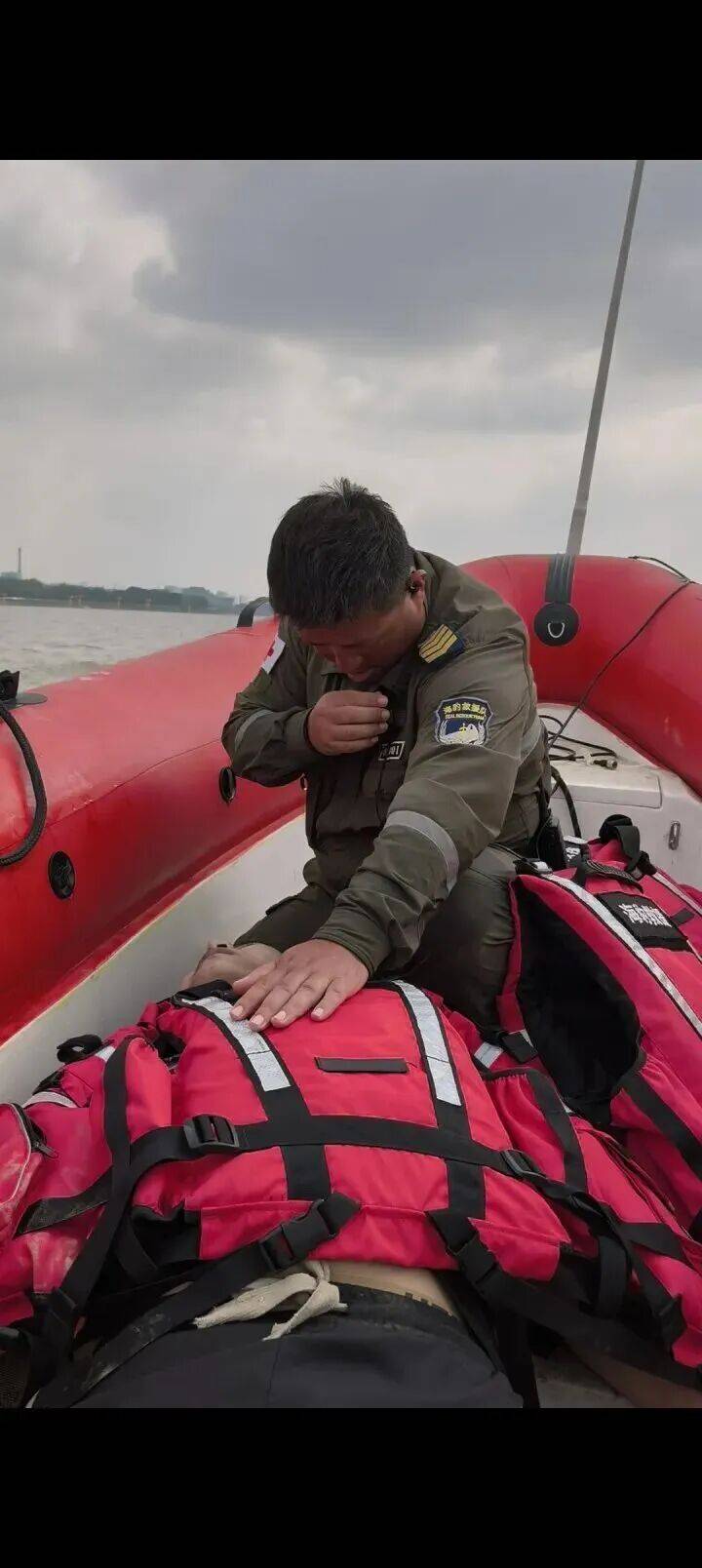 230斤重小伙酒后落水<strong></p>
<p>币安交易官网</strong>，漂浮7小时终获救……