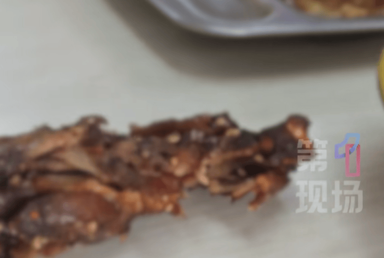 看吐了！上海一快餐店吃出活蛆，正在蠕动 店家回应