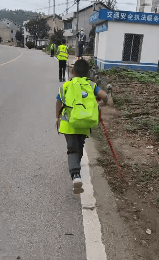 湖北一男子辞掉月薪2万元工作<strong></p>
<p>抹茶交易官网</strong>，带9岁儿子徒步千里，计划60天走到山东……原因让人泪目