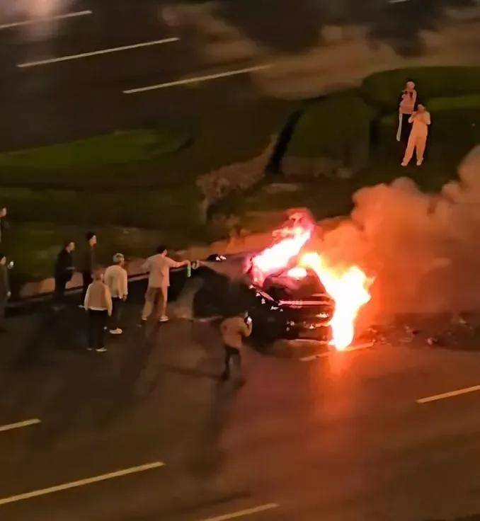 一夜蒸发1000亿<strong></p>
<p>抹茶交易官网</strong>，起火的小米SU7暴击雷军