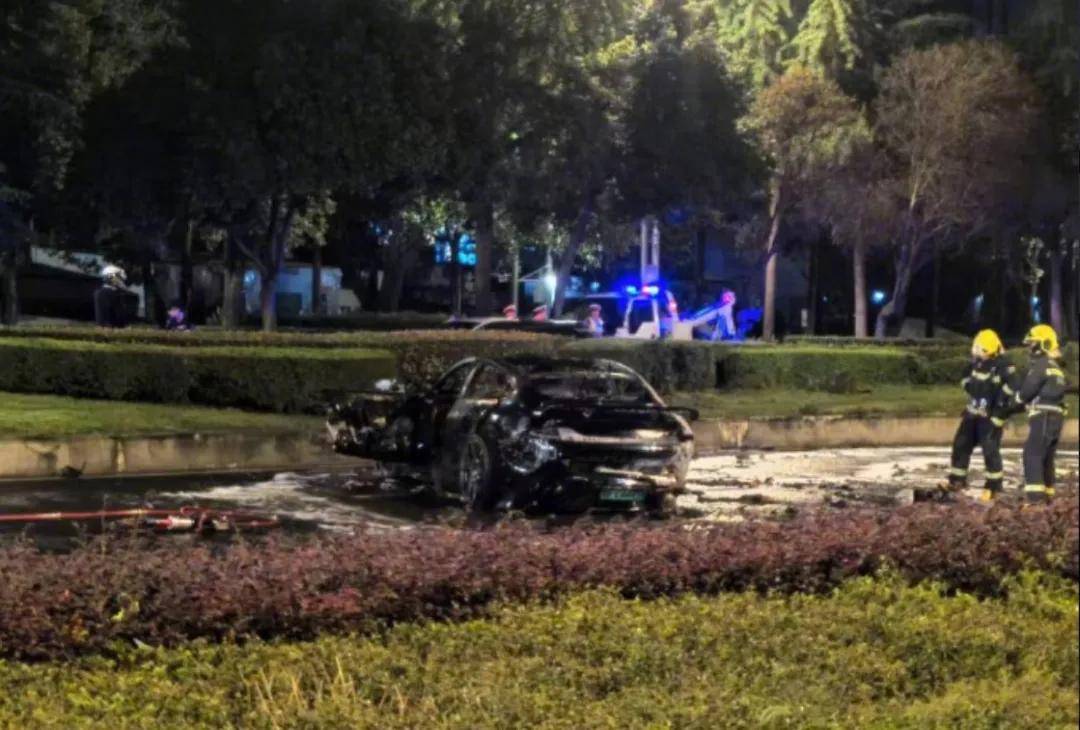 一夜蒸发1000亿<strong></p>
<p>抹茶交易官网</strong>，起火的小米SU7暴击雷军