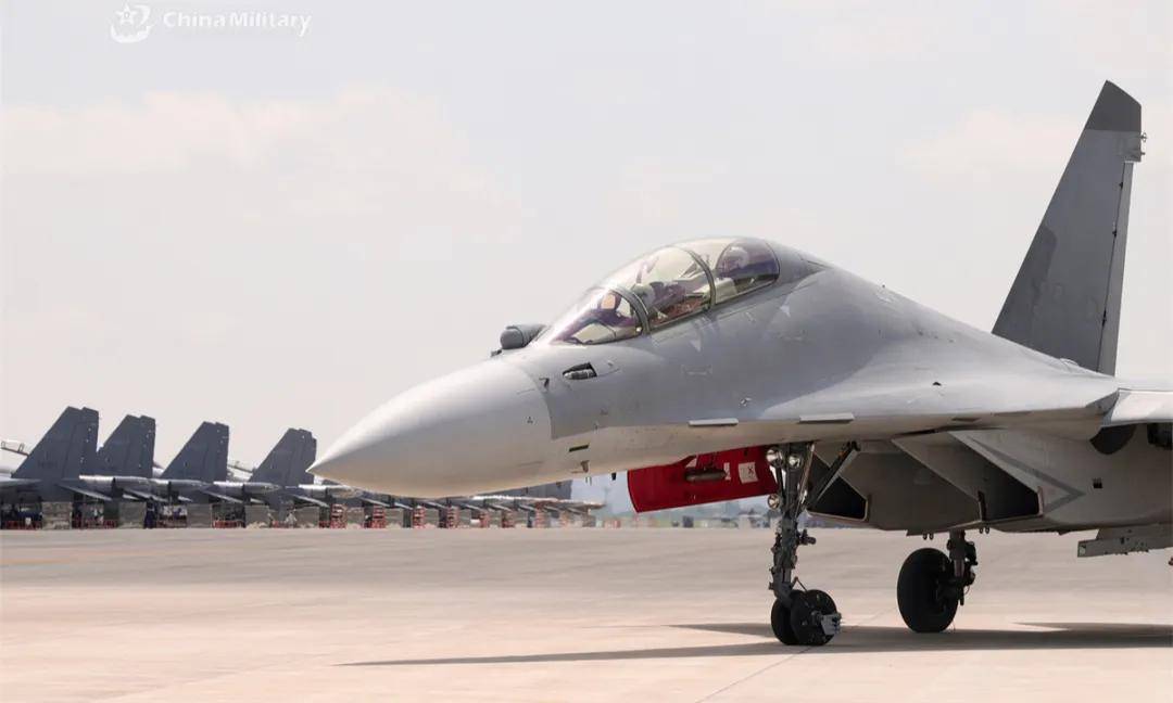 央视官宣:歼-16可挂载副油箱<strong></p>
<p>抹茶交易官网</strong>!网友:航程加到7000公里有必要?