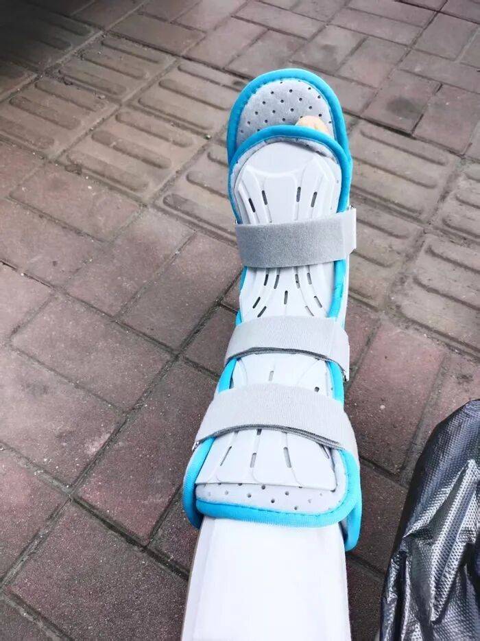 “至少150斤倒在我身上”<strong></p>
<p>抹茶交易官网</strong>，餐饮员工搬运冻鸡腿被砸伤，认定工伤遭企业推诿，涉事公司、人社局回应